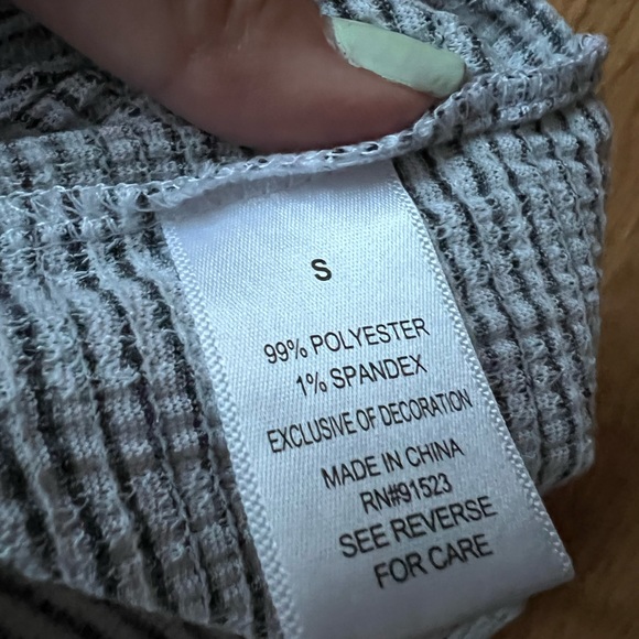 SOLD 90’s daisy top NEW - Picture 3 of 3